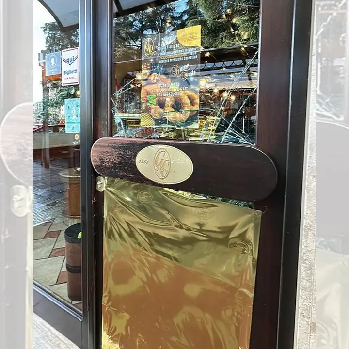 Cosenza, scassano la vetrata con un piccone e si portano via la cassa automatica del bar San Francesco\n