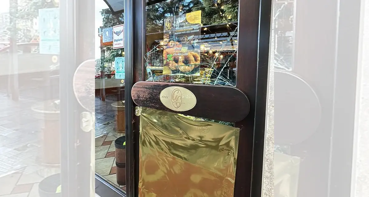 Cosenza, scassano la vetrata con un piccone e si portano via la cassa automatica del bar San Francesco\n