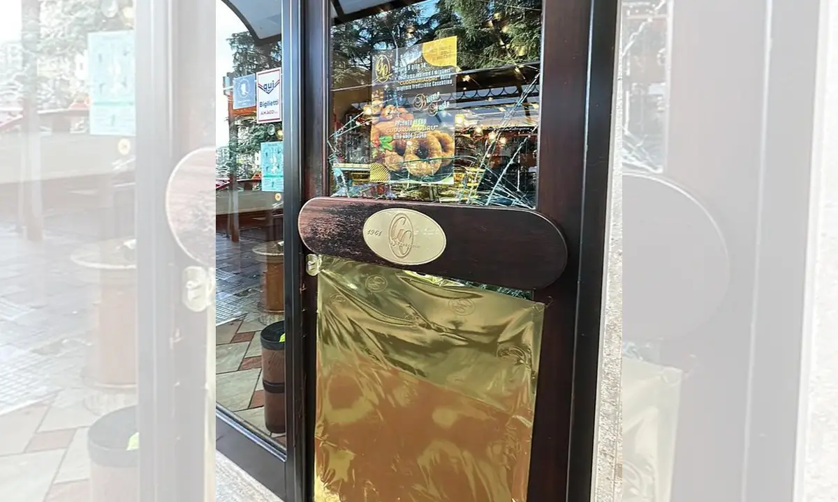 Cosenza, scassano la vetrata con un piccone e si portano via la cassa automatica del bar San Francesco\n