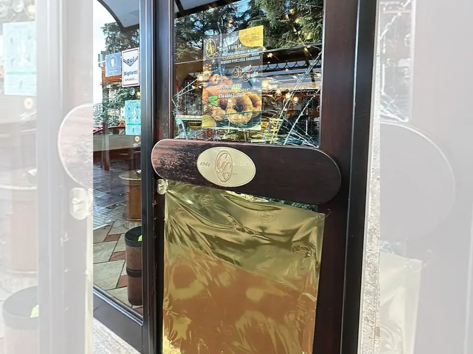 Cosenza, scassano la vetrata con un piccone e si portano via la cassa automatica del bar San Francesco