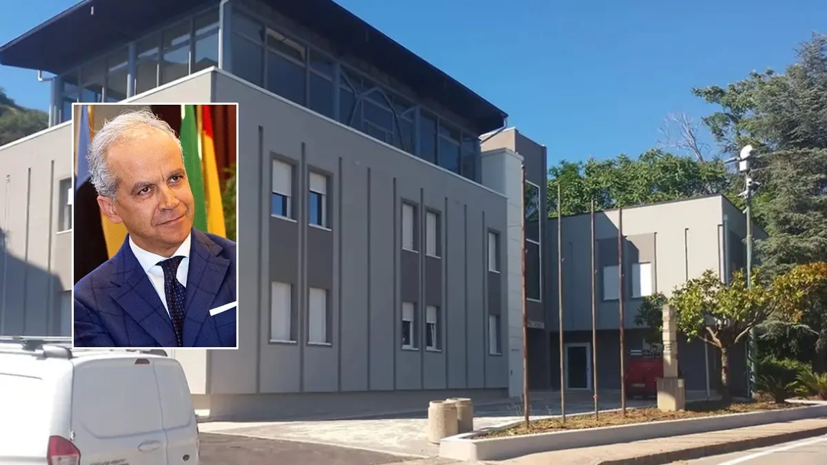 <p>Il Municipio di Stefanaconi e nel riquadro il ministro Matteo Piantedosi&nbsp;</p>\\n