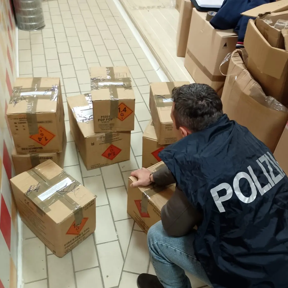 Operazione interforze nel Crotonese: sequestrati 117 chili di fuochi illegali stipati senza norme di sicurezza\n