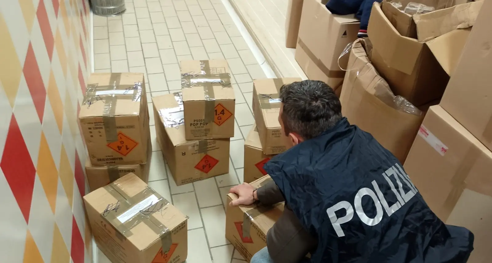 Operazione interforze nel Crotonese: sequestrati 117 chili di fuochi illegali stipati senza norme di sicurezza\n