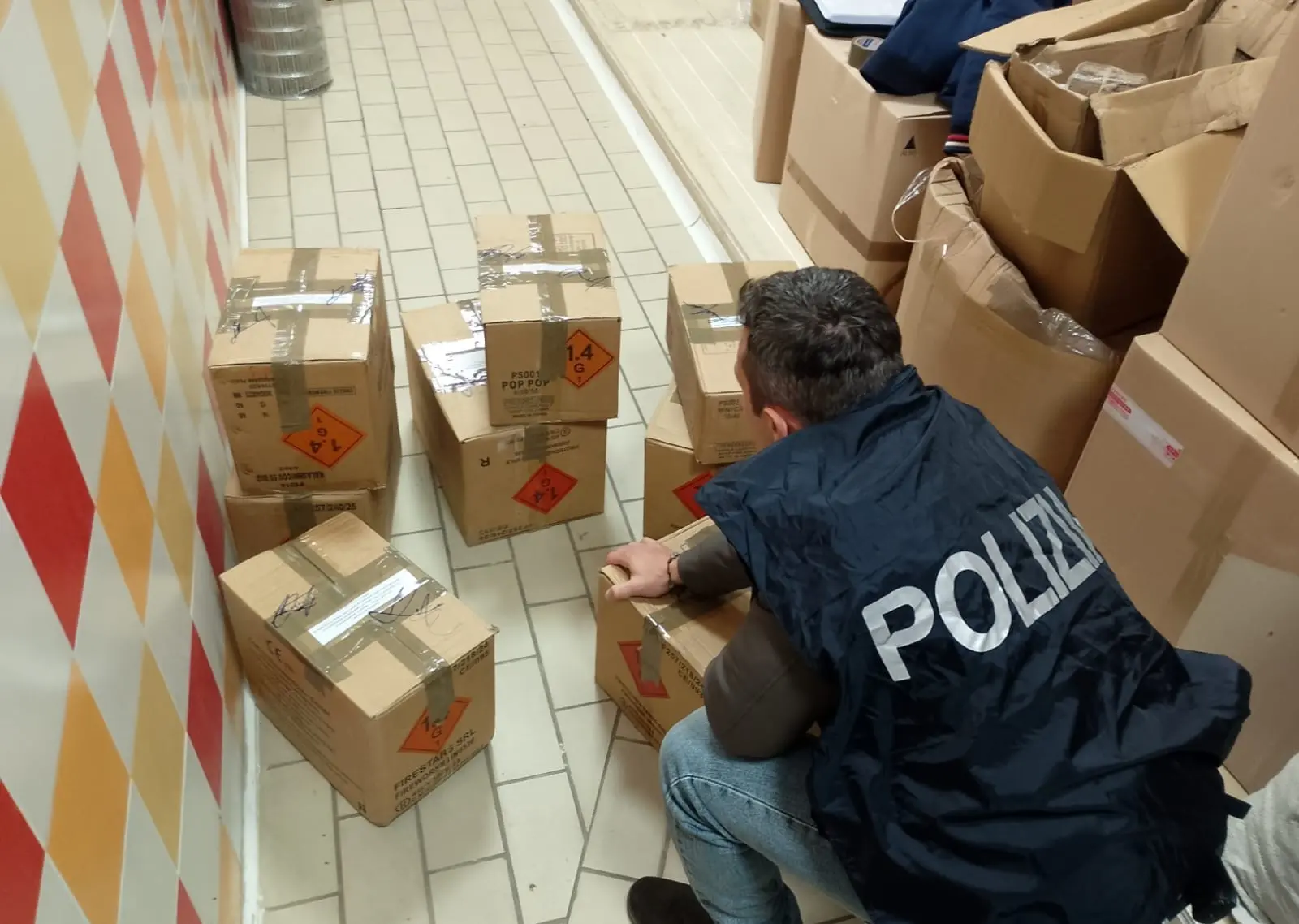 Operazione interforze nel Crotonese: sequestrati 117 chili di fuochi illegali stipati senza norme di sicurezza\n