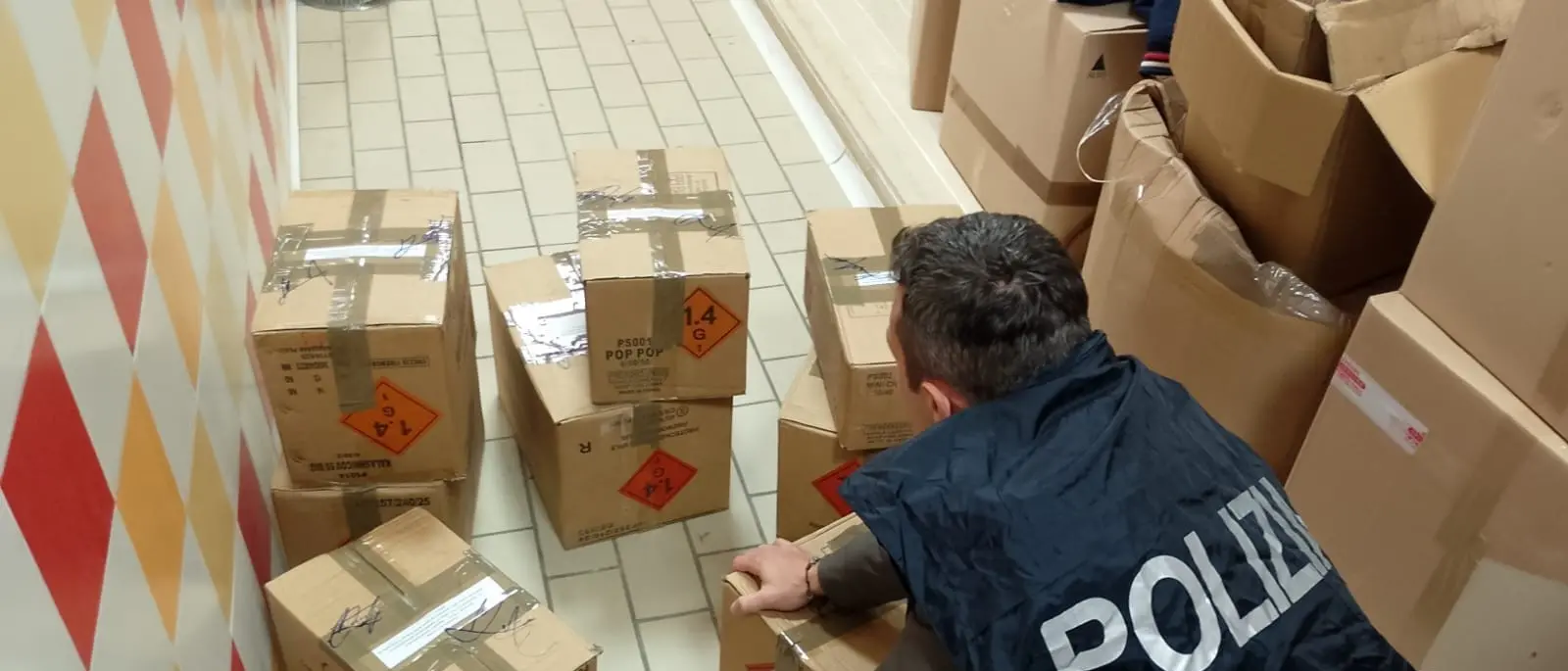 Operazione interforze nel Crotonese: sequestrati 117 chili di fuochi illegali stipati senza norme di sicurezza\n
