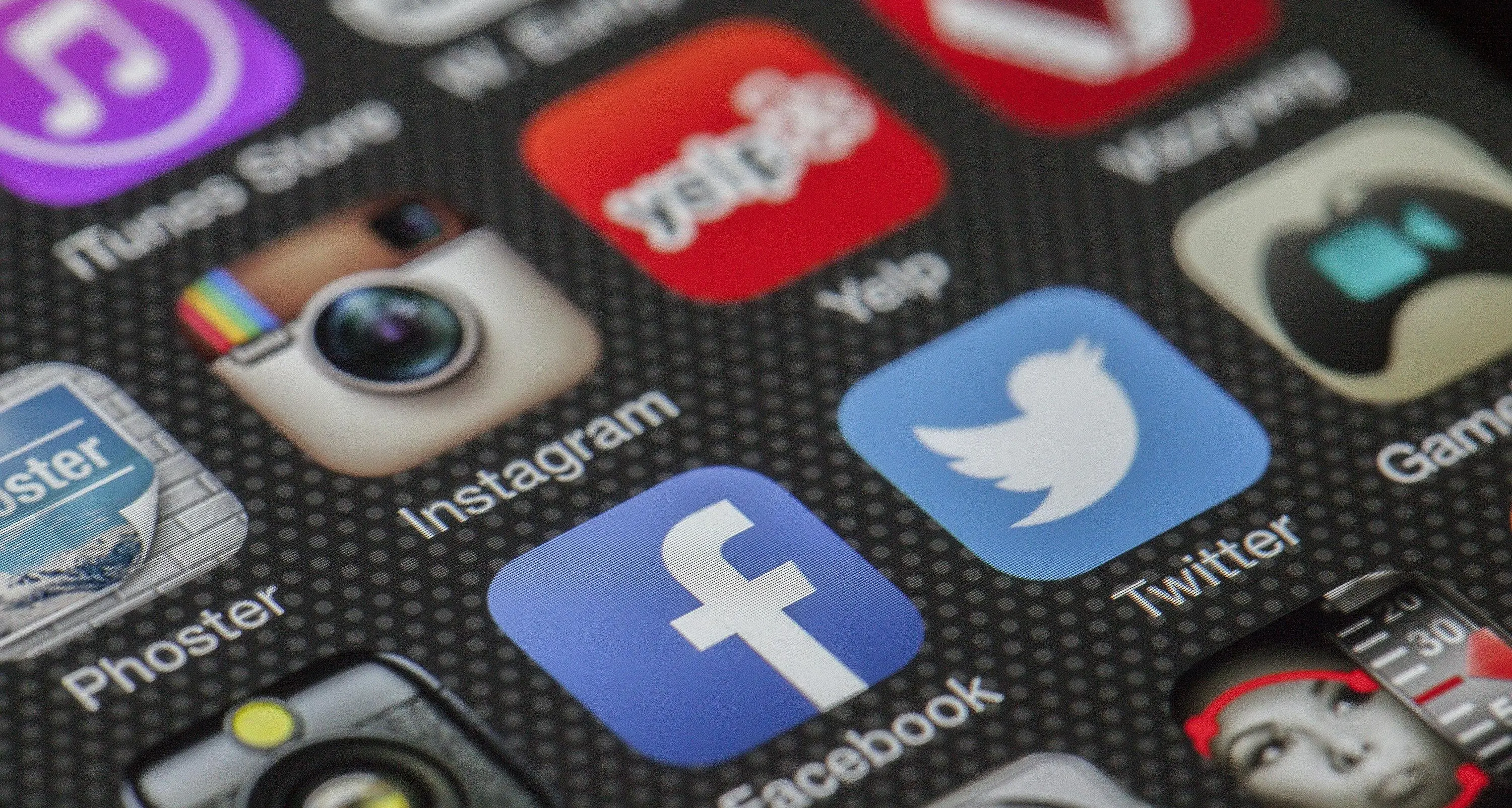 Cosenza, salta l’affidamento da 140mila euro a una società di comunicazione: arriva la revoca del Comune