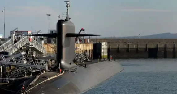 Scenario di guerra in Francia: droni sorvolano una base nucleare, interviene l'artiglieria