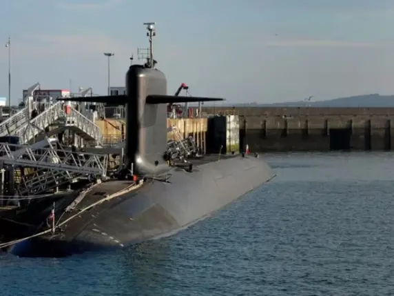 Scenario di guerra in Francia: droni sorvolano una base nucleare, interviene l'artiglieria