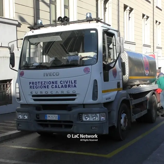 Emergenza idrica a Catanzaro, la rabbia di cittadini e commercianti:\u00A0«Io tra un paio d’ore sarò costretto a chiudere l’attività, ci fanno passare la voglia di lavorare»\n