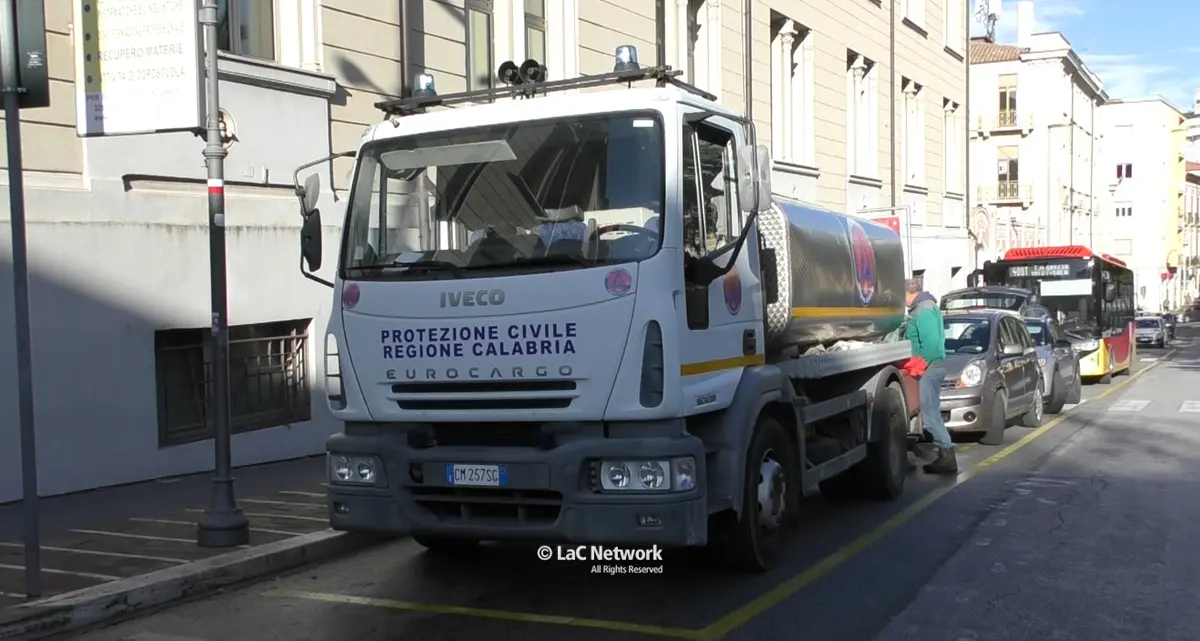 Emergenza idrica a Catanzaro, la rabbia di cittadini e commercianti:\u00A0«Io tra un paio d’ore sarò costretto a chiudere l’attività, ci fanno passare la voglia di lavorare»\n