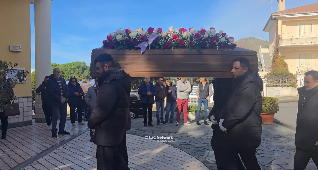 L’addio di San Nicola Arcella\u00A0a Mabel Liliana Bocchi: folla commossa ai funerali della leggenda del basket italiano\n