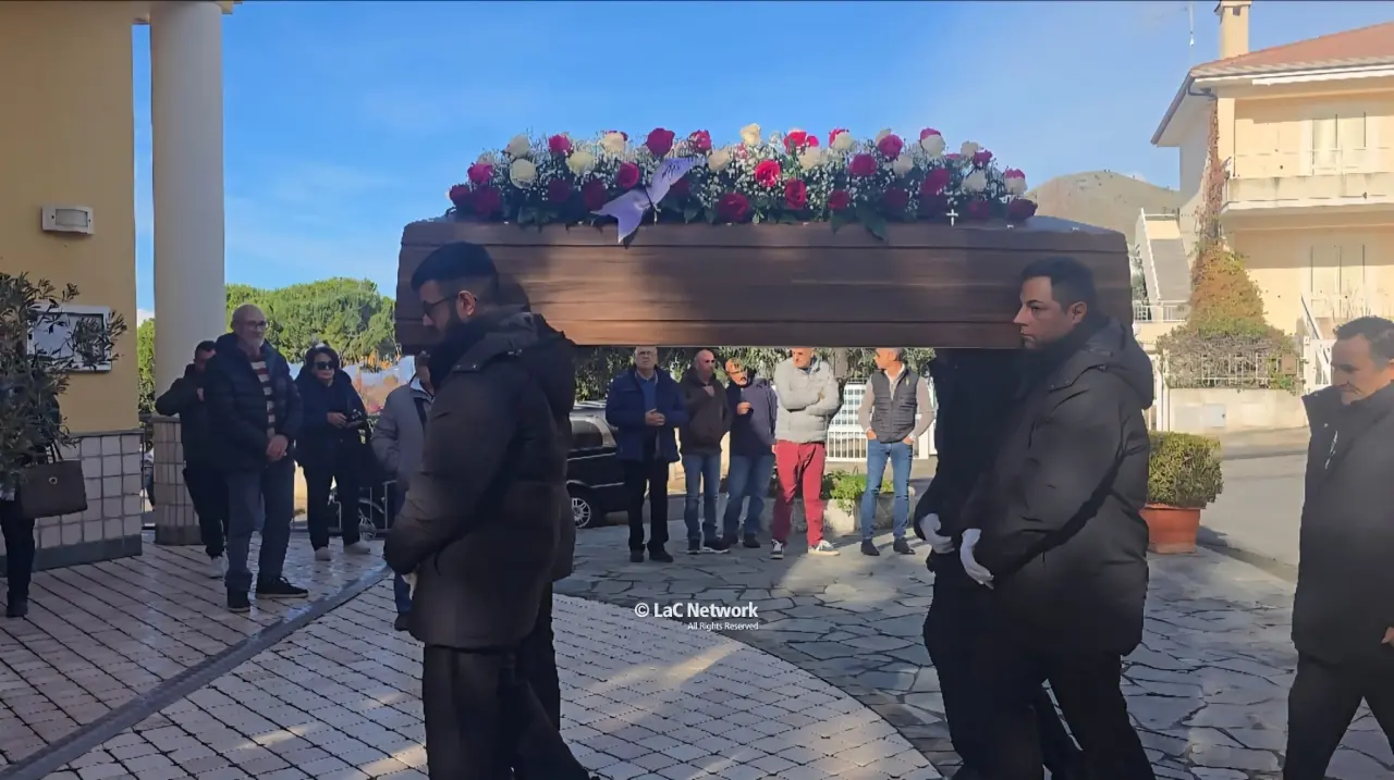 L’addio di San Nicola Arcella\u00A0a Mabel Liliana Bocchi: folla commossa ai funerali della leggenda del basket italiano\n