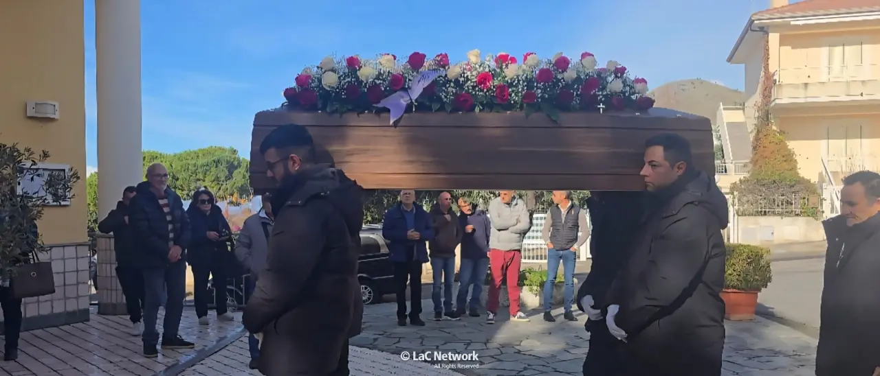 L’addio di San Nicola Arcella\u00A0a Mabel Liliana Bocchi: folla commossa ai funerali della leggenda del basket italiano\n