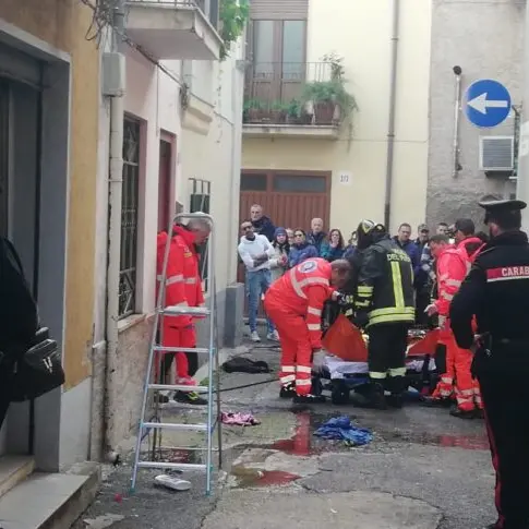 Castrovillari, incendio in un’abitazione e tragedia sfiorata: 35enne rimane gravemente ustionato