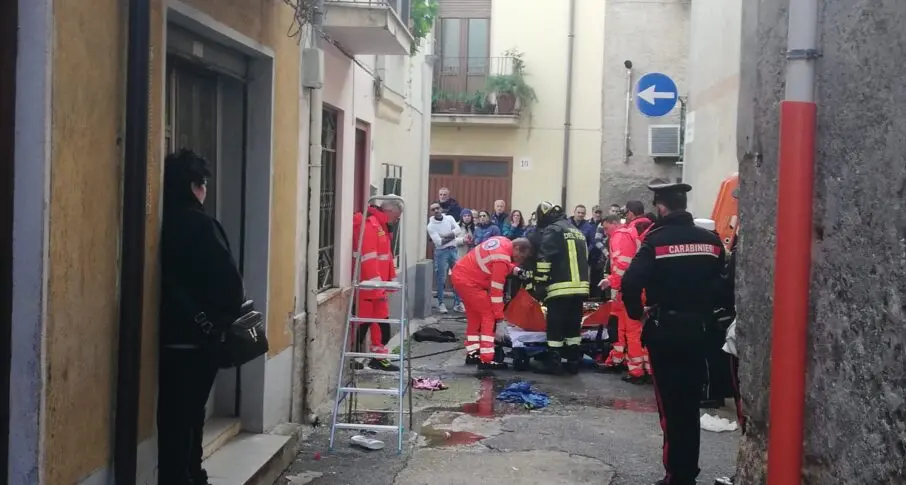 Castrovillari, incendio in un’abitazione e tragedia sfiorata: 35enne rimane gravemente ustionato