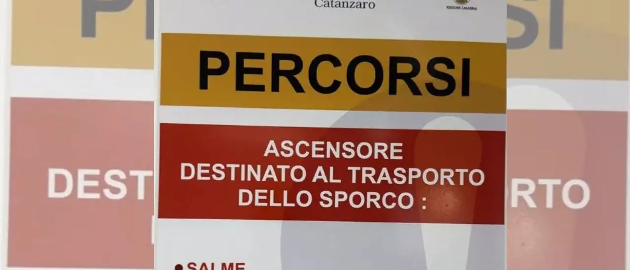Il cartello shock all’ospedale di Lamezia Terme: salme accostate ai “rifiuti sporchi”\n