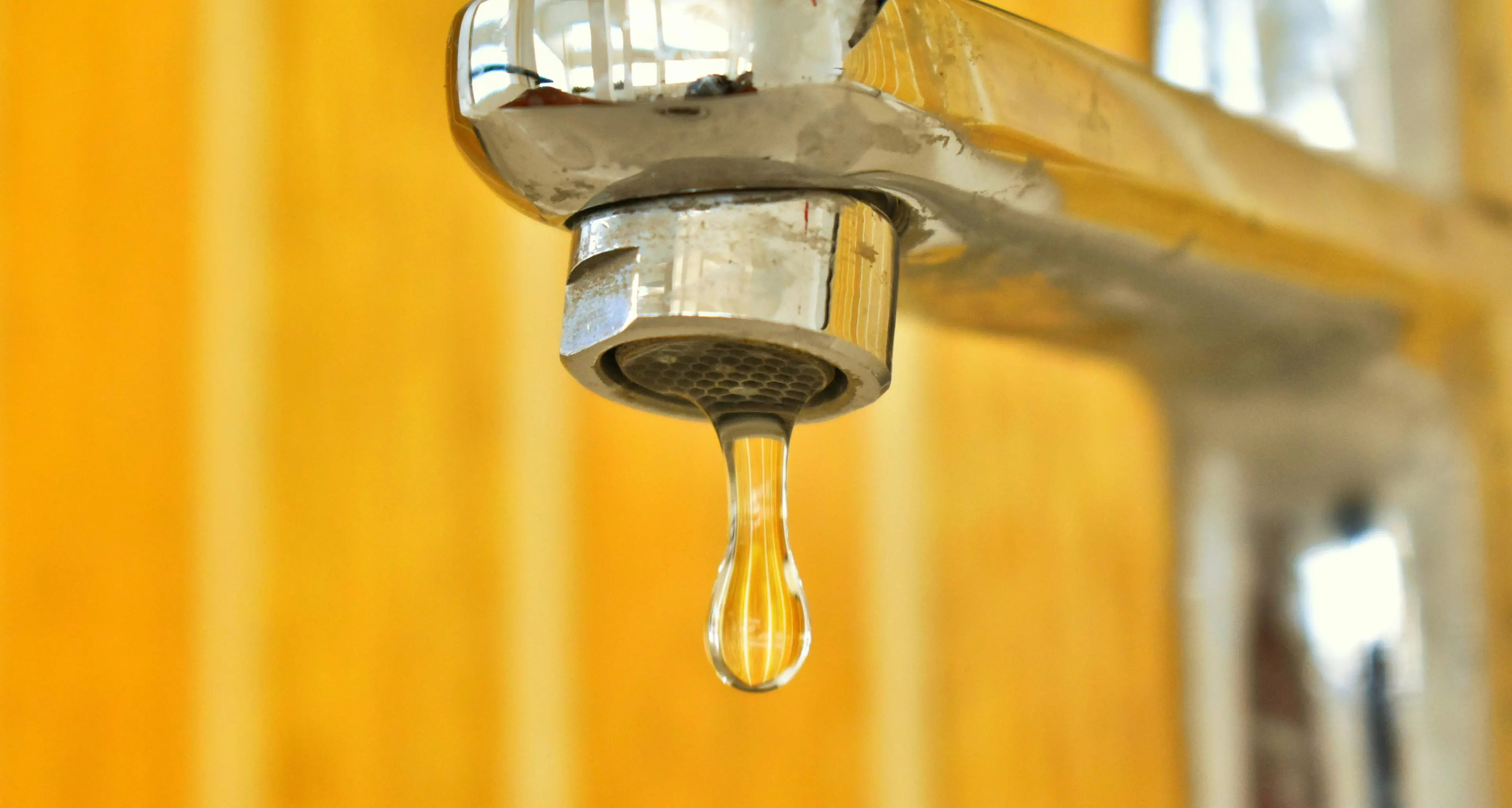 Catanzaro a secco, esplode la rabbia. Commercianti costretti a tirare giù la saracinesca: «Ci fanno passare la voglia di lavorare»