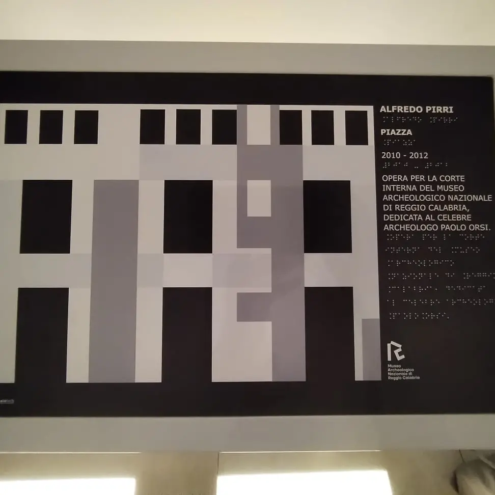 Tra arte contemporanea e storia, il Museo Archeologico si fa “Piazza” con l’istallazione di Alfredo Pirri\n