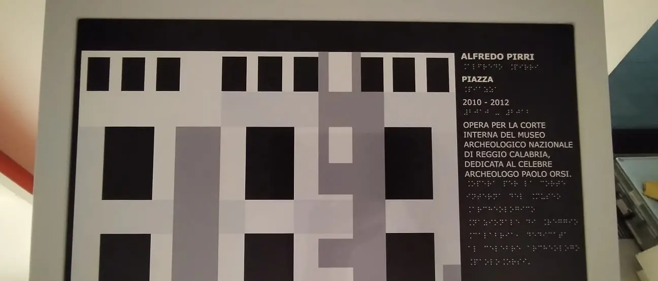 Tra arte contemporanea e storia, il Museo Archeologico si fa “Piazza” con l’istallazione di Alfredo Pirri\n