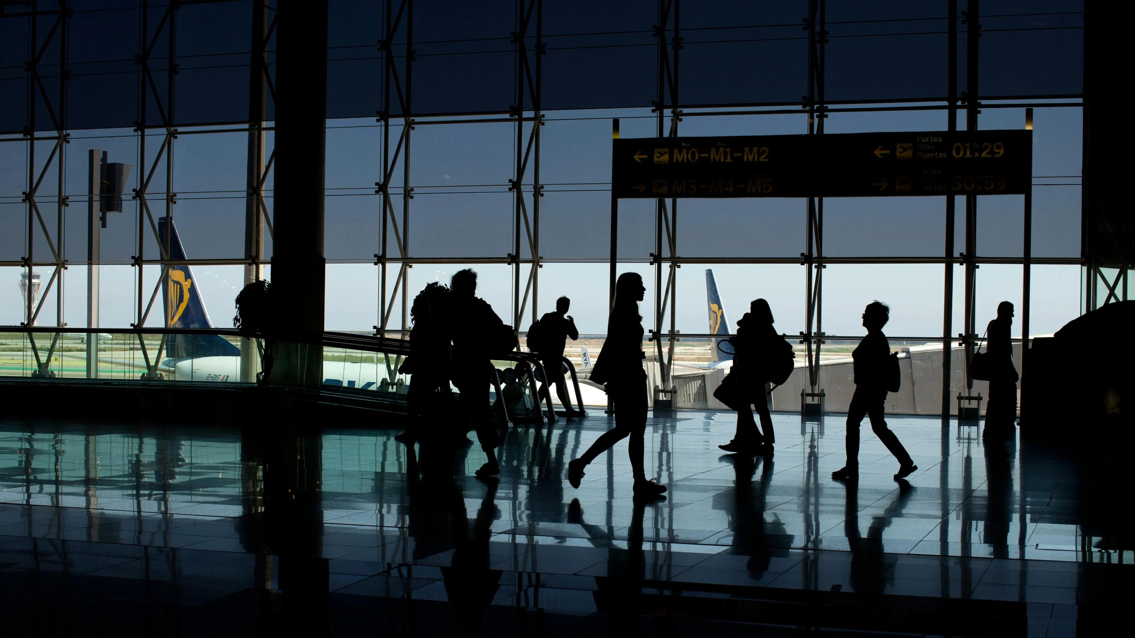 Natale in Calabria, il rientro in aereo costa fino a 6 volte di più del normale: voli da Milano a 500 euro