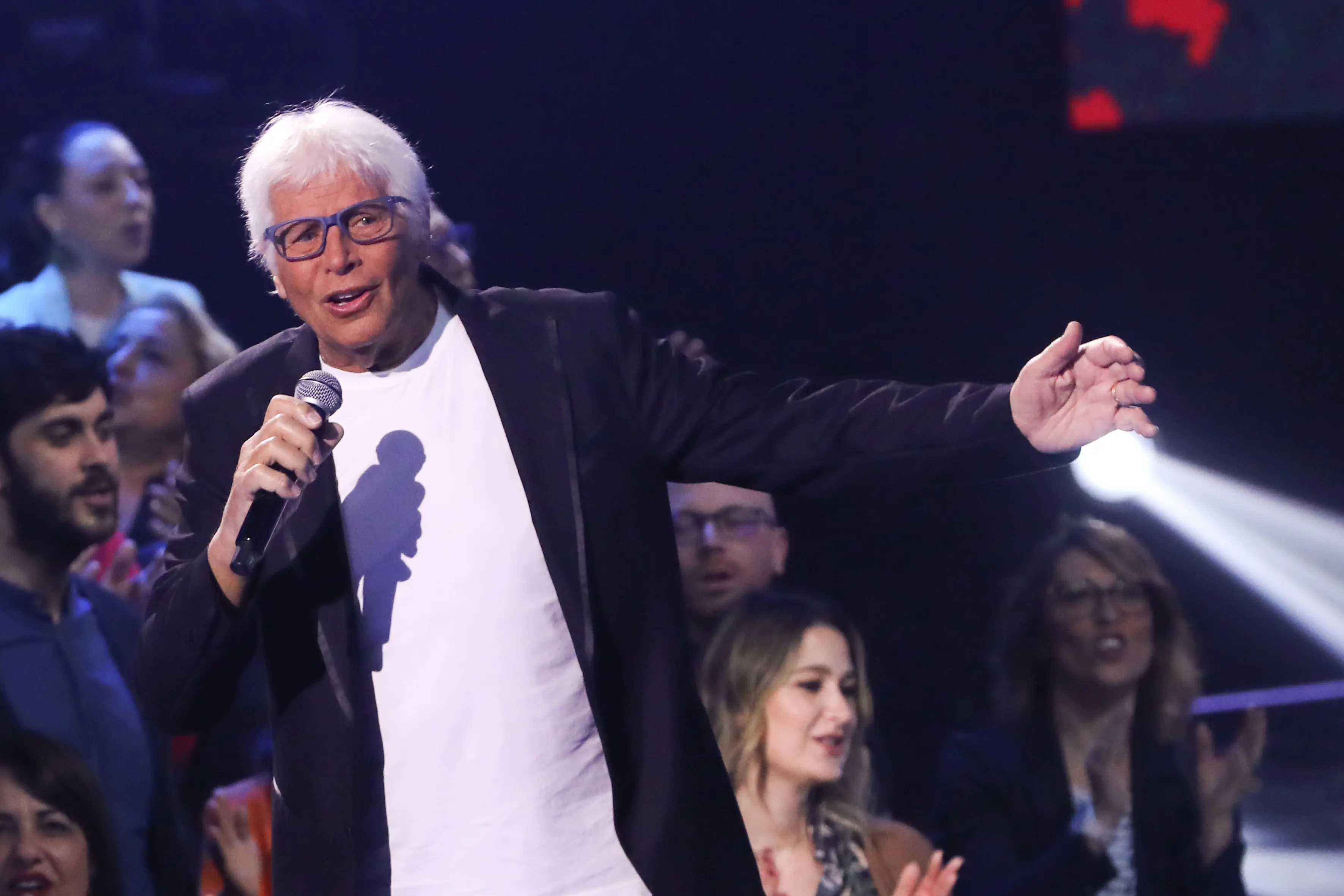 Addio a Sandro Giacobbe: la voce degli anni Settanta e Ottanta si spegne a 75 anni\n