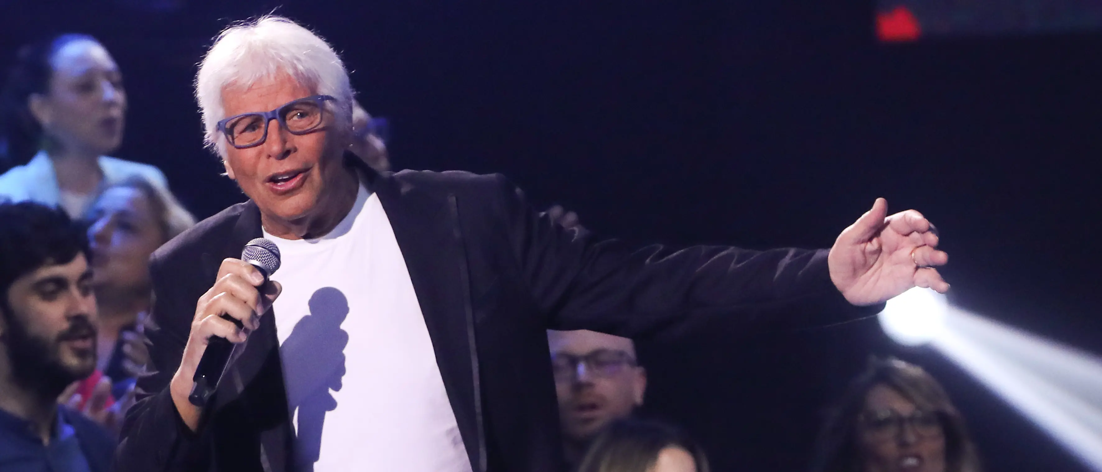 Addio a Sandro Giacobbe: la voce degli anni Settanta e Ottanta si spegne a 75 anni\n