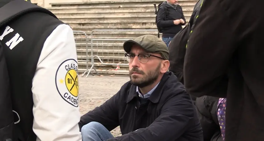 L’ufficio immigrazione della Questura di Cosenza al centro della polemica: «Rimandati di sei mesi documenti urgenti»