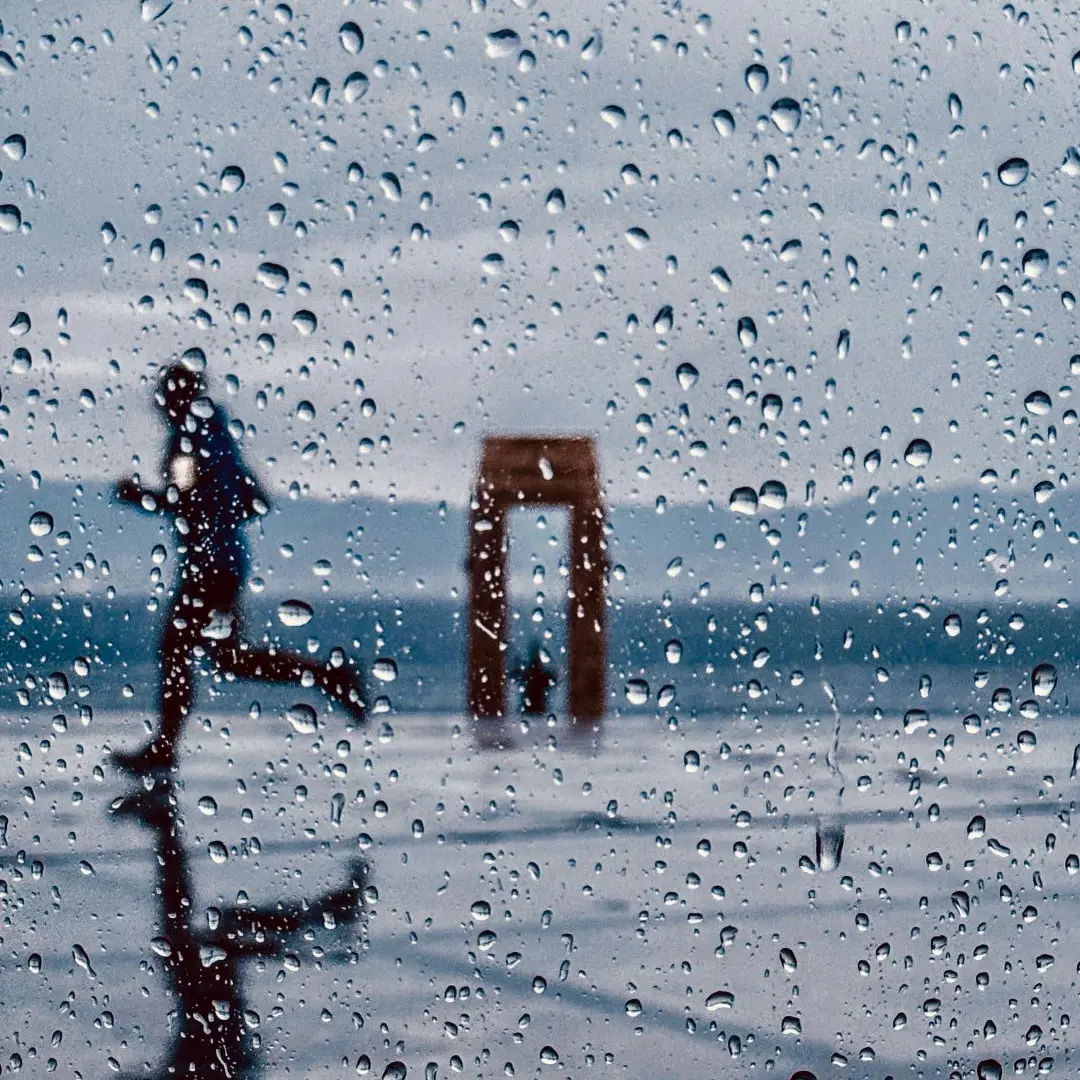 Oltre la pioggia, il passo leggero del tempo\n