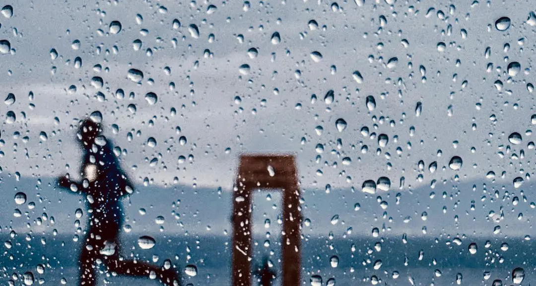 Oltre la pioggia, il passo leggero del tempo\n