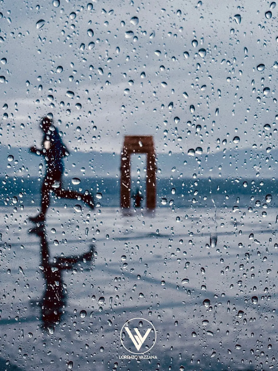 Oltre la pioggia, il passo leggero del tempo\n