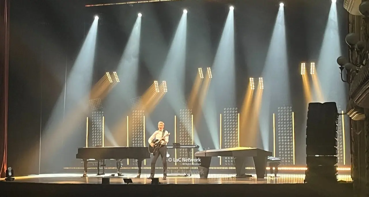  Baglioni incanta ed emoziona Reggio Calabria, al Teatro Cilea standing ovation per il cantautore romano