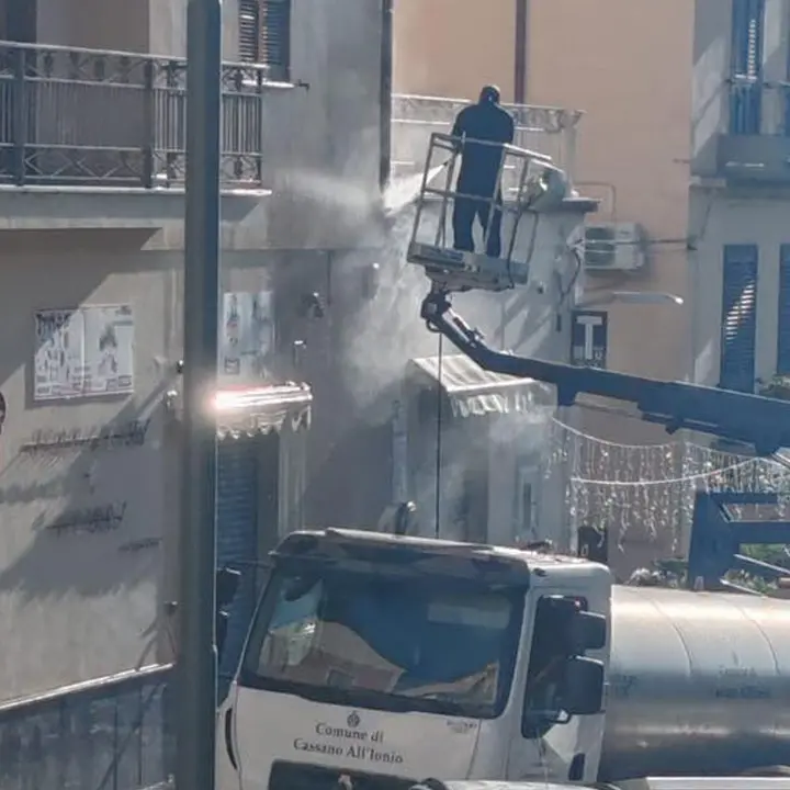 Cassano all’Ionio, dato alle fiamme un bar. Il sindaco stigmatizza il vile gesto