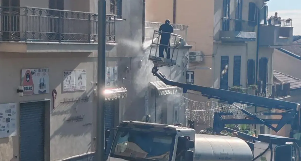 Cassano all’Ionio, dato alle fiamme un bar. Il sindaco stigmatizza il vile gesto