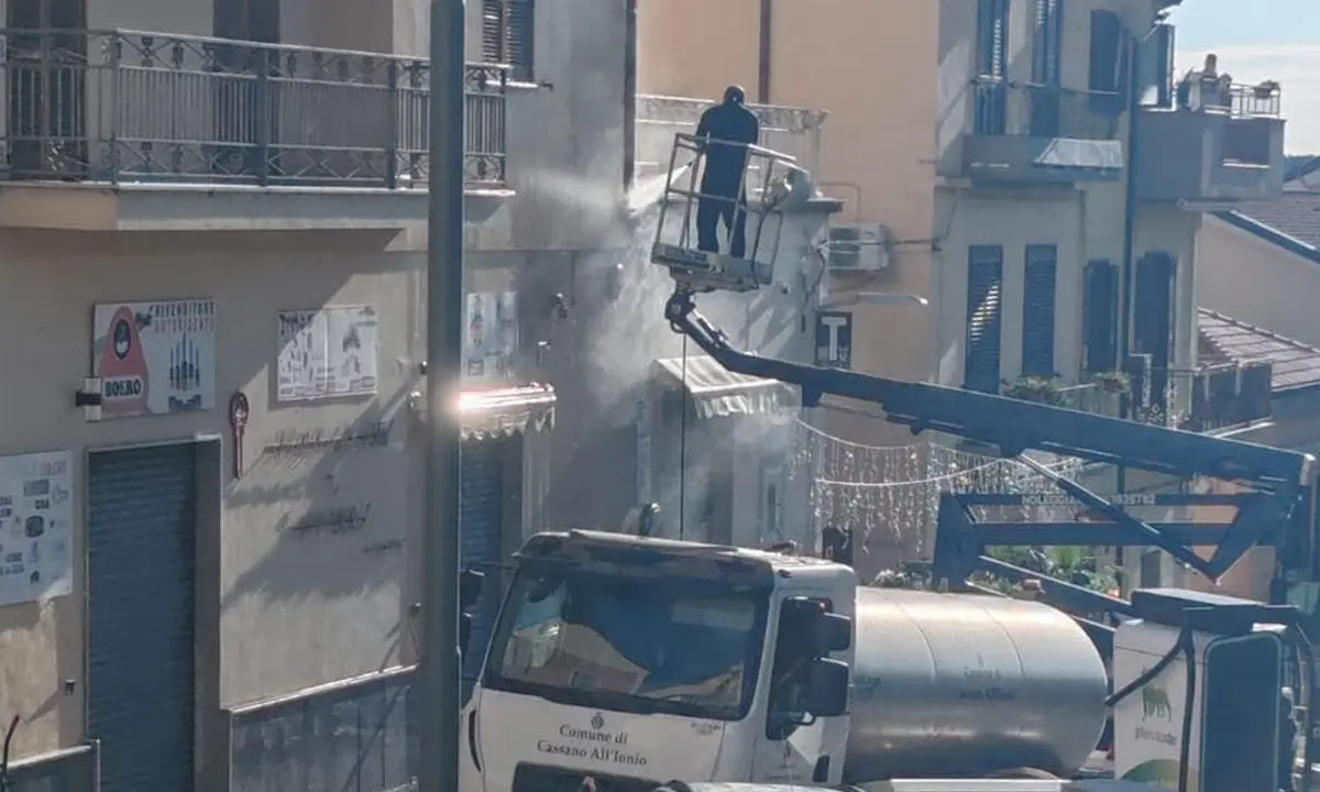 Cassano all’Ionio, dato alle fiamme un bar. Il sindaco stigmatizza il vile gesto