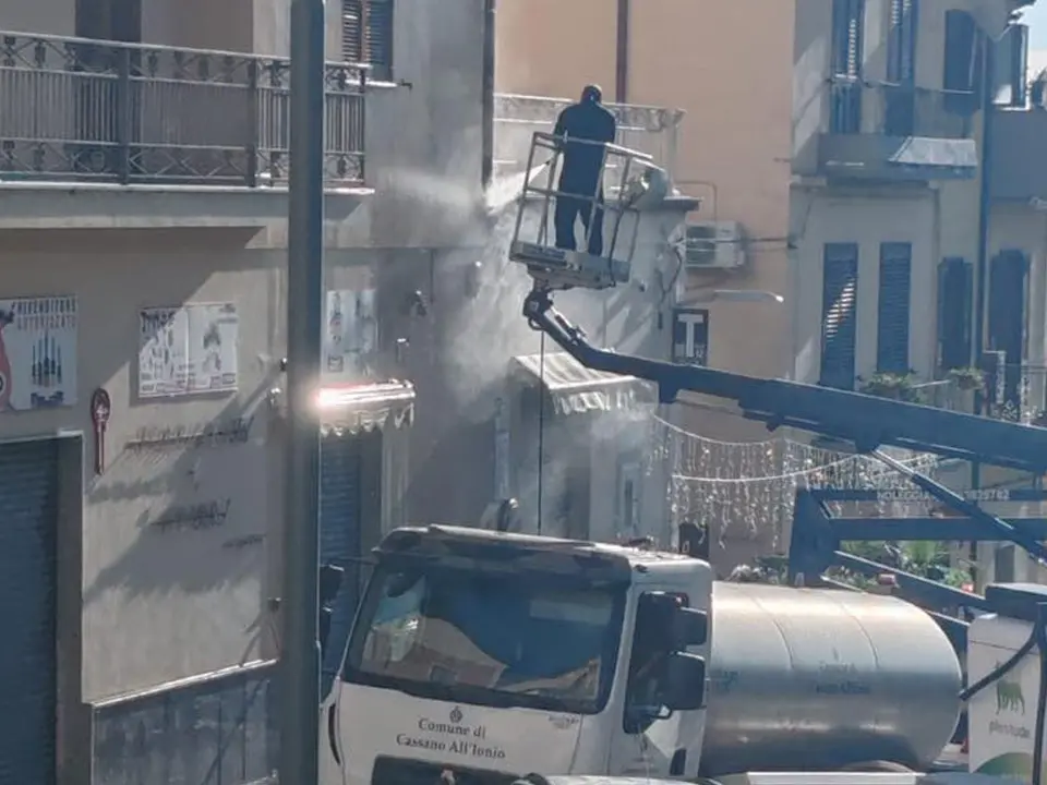 Cassano all’Ionio, dato alle fiamme un bar. Il sindaco stigmatizza il vile gesto