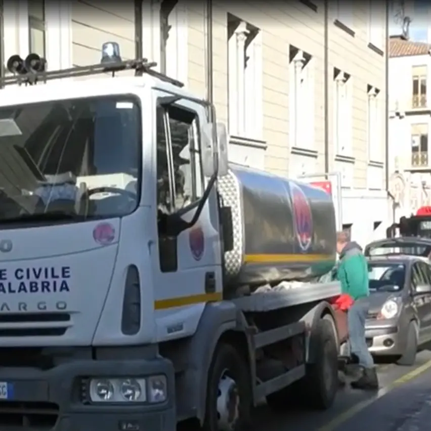 Emergenza idrica, nuove postazioni per le autobotti: luoghi e orari per la distribuzione dell’acqua\n