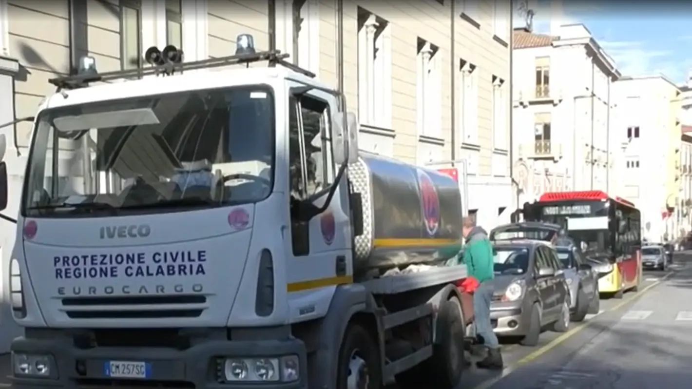 Emergenza idrica, nuove postazioni per le autobotti: luoghi e orari per la distribuzione dell’acqua\n