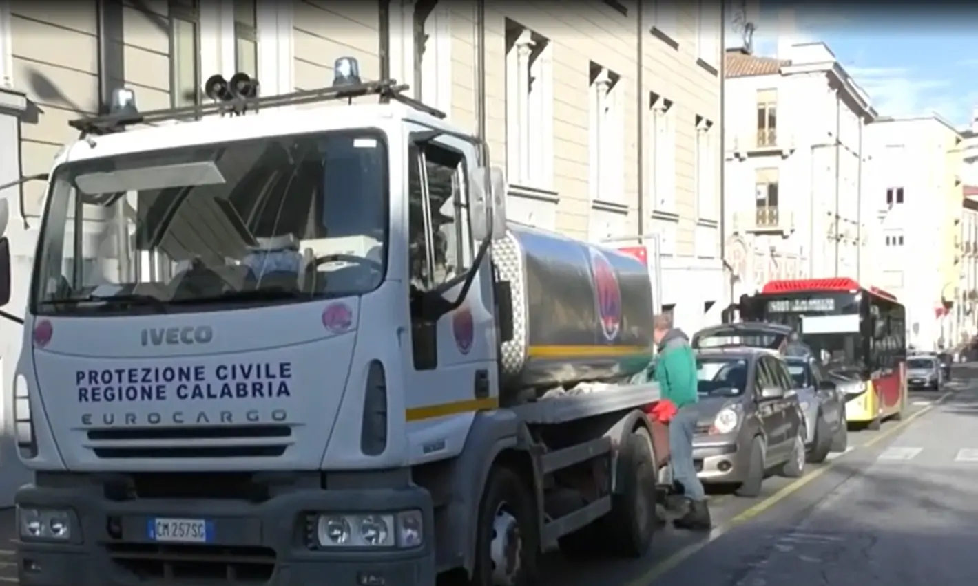 Emergenza idrica, nuove postazioni per le autobotti: luoghi e orari per la distribuzione dell’acqua\n