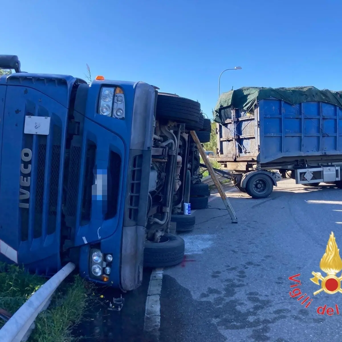 Simeri Chichi,\u00A0camion si ribalta sulla Statale\u00A0106: ferito il conducente\n