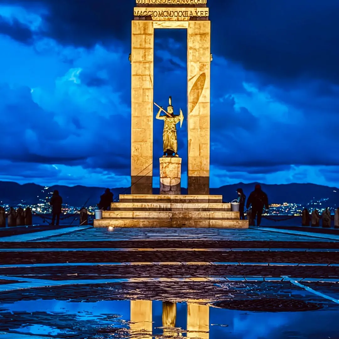 Athena si specchia nell’alba\n