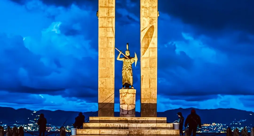 Athena si specchia nell’alba\n