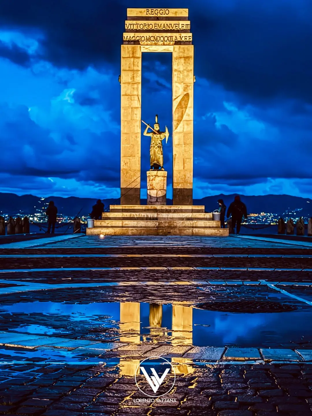 Athena si specchia nell’alba\n