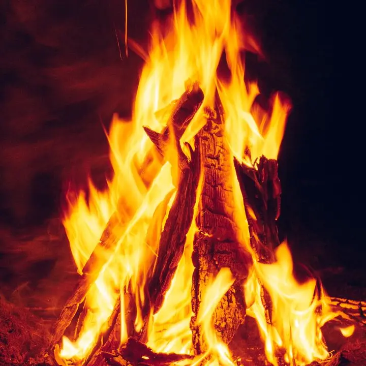 Il “Luminerio” dell’Immacolata: i fuochi che illuminano i cieli di San Marco Argentano per fare luce alla Madonna\n