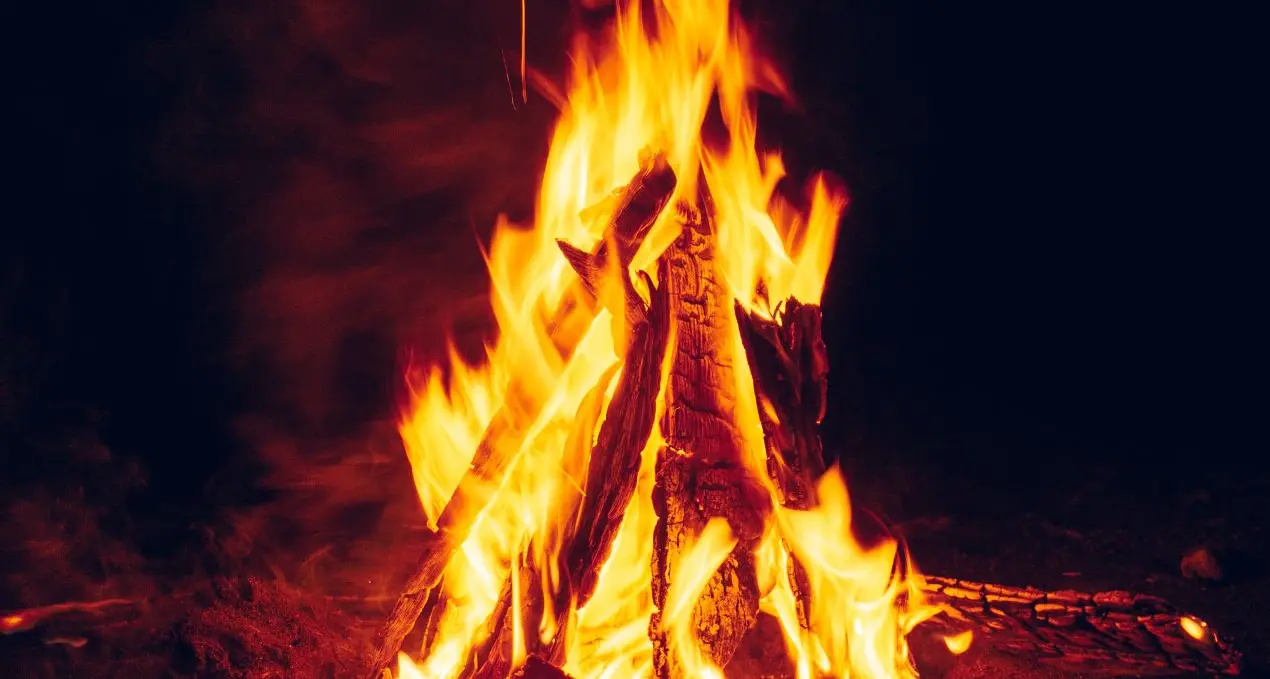 Il “Luminerio” dell’Immacolata: i fuochi che illuminano i cieli di San Marco Argentano per fare luce alla Madonna\n