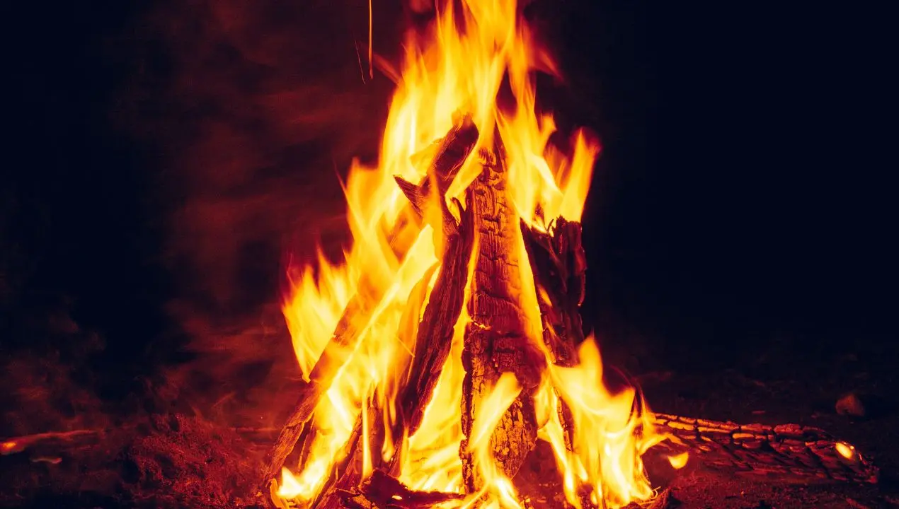 Il “Luminerio” dell’Immacolata: i fuochi che illuminano i cieli di San Marco Argentano per fare luce alla Madonna\n