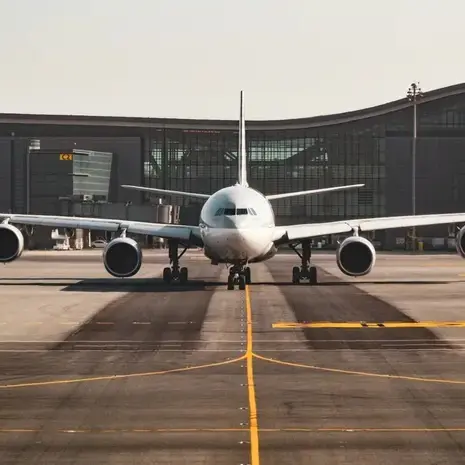 Prezzi folli per rientrare a casa a Natale, così ai fuorisede conviene fare scalo all’estero e poi fare rotta verso Sud