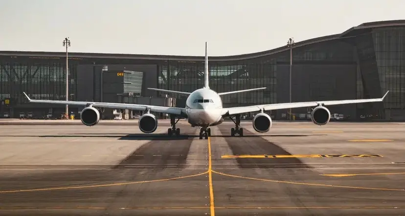 Prezzi folli per rientrare a casa a Natale, così ai fuorisede conviene fare scalo all’estero e poi fare rotta verso Sud