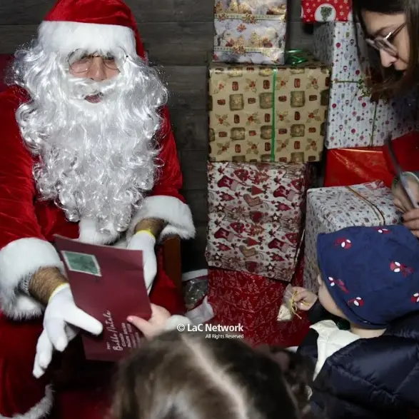 Con LaC Storie tappa a Caria per assaporare la magia delle feste con la Casa di Babbo Natale -Video\n