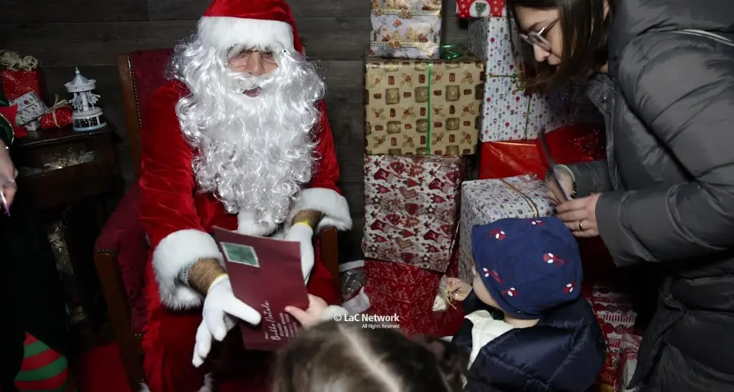 Con LaC Storie tappa a Caria per assaporare la magia delle feste con la Casa di Babbo Natale -Video\n