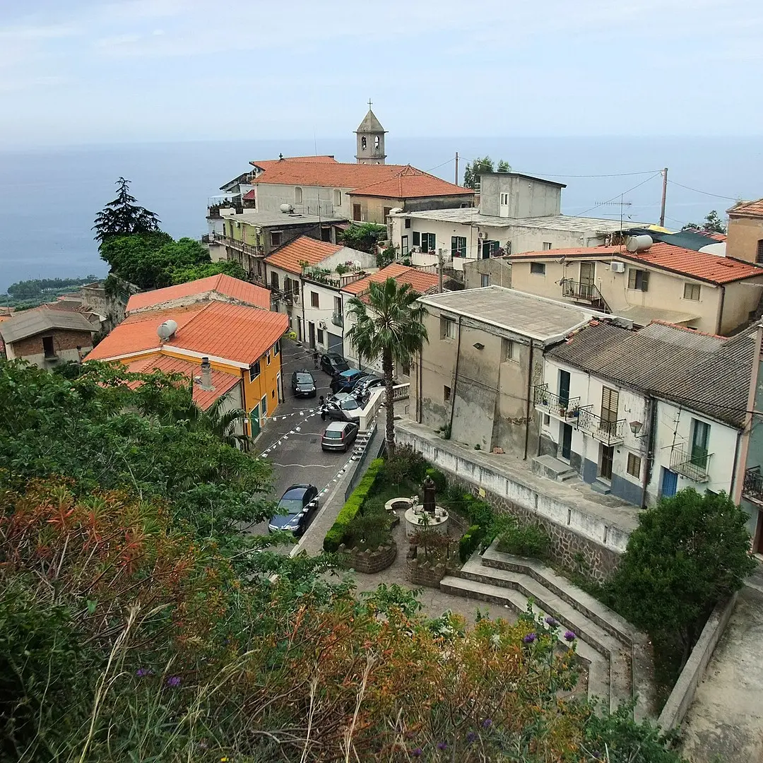 «Ripartiamo dal nostro paese»: l’appello politico (ma non troppo) che riaccende il dibattito sul futuro di Joppolo\n